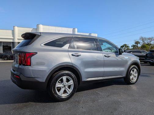 Everlasting Silver 2023 Kia Sorento LX