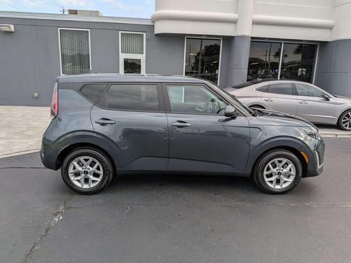 Gravity Gray 2025 Kia Soul LX