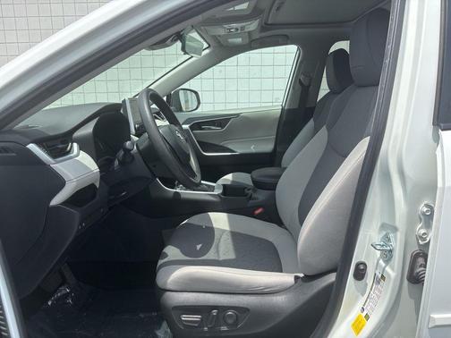 Ice 2023 Toyota RAV4 XLE