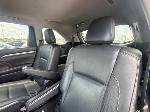 Midnight Black Metallic 2019 Toyota Highlander Limited