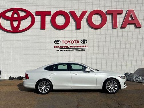 2017 Volvo S90 T6 Momentum