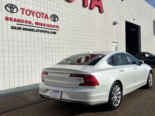 2017 Volvo S90 T6 Momentum