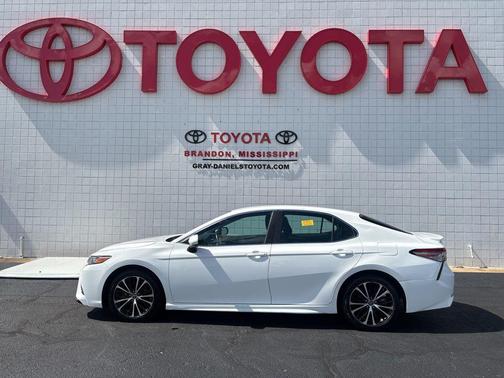 Super White 2018 Toyota Camry SE