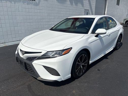 Super White 2018 Toyota Camry SE