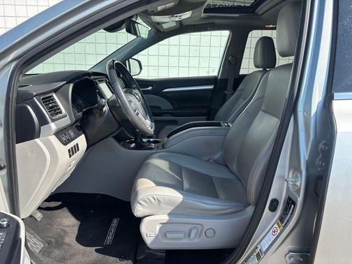 Celestial Silver Metallic 2019 Toyota Highlander XLE