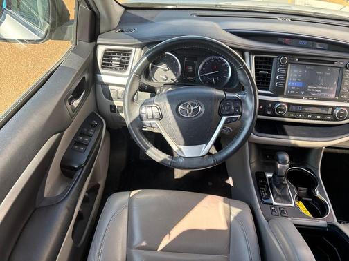 Celestial Silver Metallic 2019 Toyota Highlander XLE