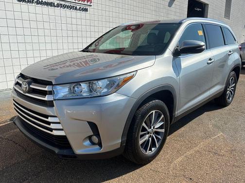 Celestial Silver Metallic 2019 Toyota Highlander XLE
