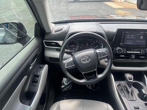 Magnetic Gray Metallic 2020 Toyota Highlander XLE