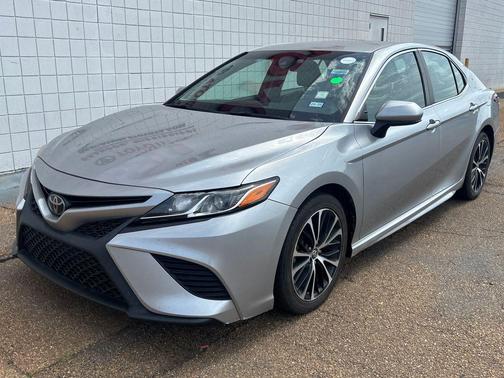 Celestial Silver Metallic 2018 Toyota Camry SE