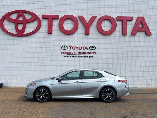 Celestial Silver Metallic 2018 Toyota Camry SE
