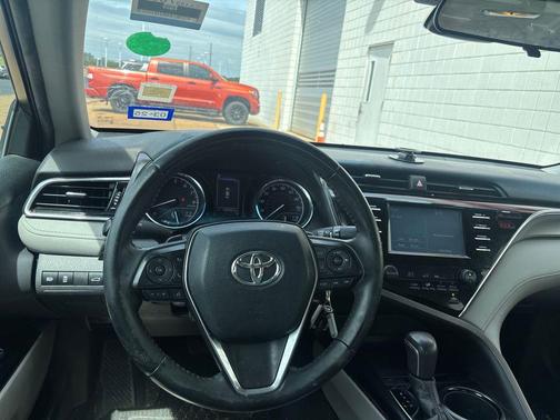 Celestial Silver Metallic 2018 Toyota Camry SE