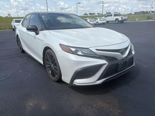 Wind Chill Pearl/Midnight Black Metallic 2022 Toyota Camry XSE