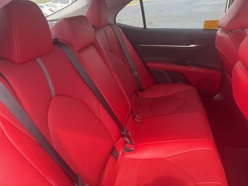 Wind Chill Pearl/Midnight Black Metallic 2022 Toyota Camry XSE