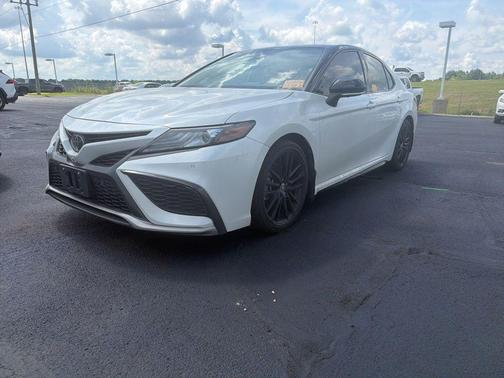 Wind Chill Pearl/Midnight Black Metallic 2022 Toyota Camry XSE