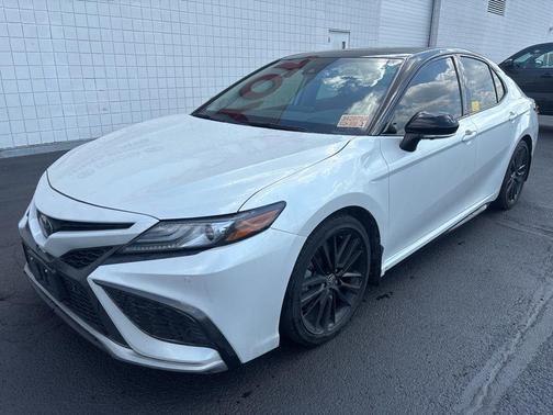 Wind Chill Pearl/Midnight Black Metallic 2022 Toyota Camry XSE