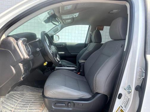 White 2022 Toyota Tacoma SR5