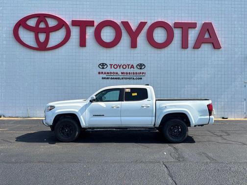 White 2022 Toyota Tacoma SR5