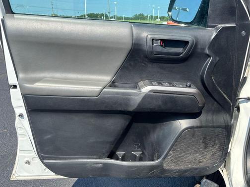 White 2022 Toyota Tacoma SR5