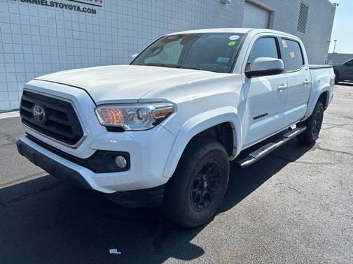 White 2022 Toyota Tacoma SR5