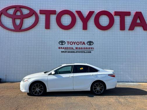 Super White 2015 Toyota Camry XSE