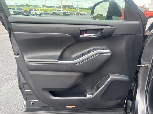 Magnetic Gray Metallic 2022 Toyota Highlander XLE
