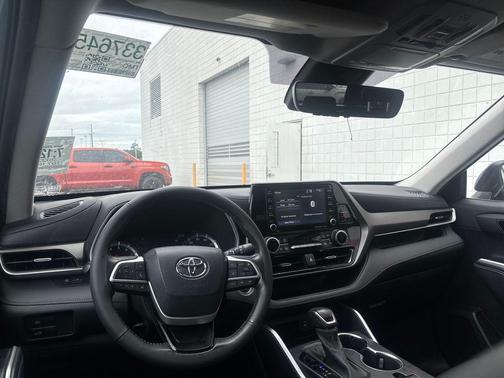 Magnetic Gray Metallic 2022 Toyota Highlander XLE