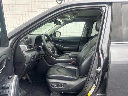 Magnetic Gray Metallic 2022 Toyota Highlander XLE
