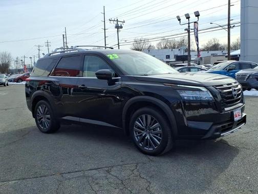 2023 Nissan Pathfinder SL