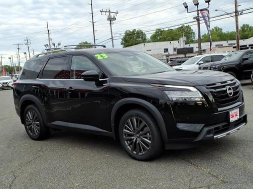 Black 2023 Nissan Pathfinder SL