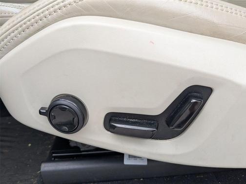 Crystal White Pearl Metallic 2019 Volvo XC90 T6 Inscription