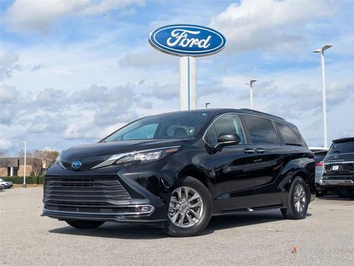 2024 Toyota Sienna XLE