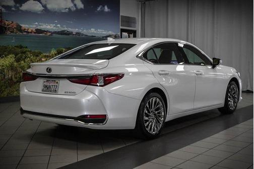 2024 Lexus ES 300h Luxury