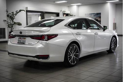 2025 Lexus ES 300h Base