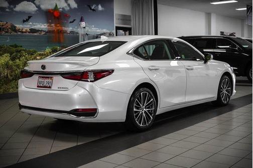 2025 Lexus ES 300h Base