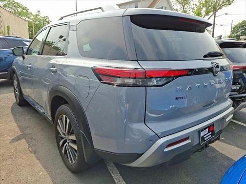 2022 Nissan Pathfinder Platinum 4WD