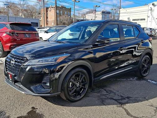 2022 Nissan Kicks SR