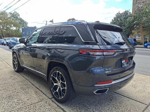 2022 Jeep Grand Cherokee Summit