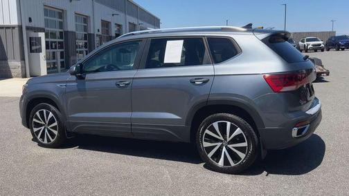 Platinum Gray Metallic 2022 Volkswagen Taos 1.5T SE