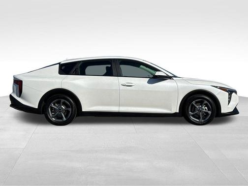 Snow White Pearl 2025 Kia K4