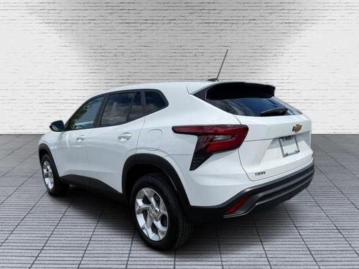 Summit White 2025 Chevrolet Trax LS