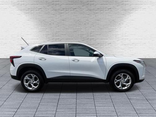 Summit White 2025 Chevrolet Trax LS