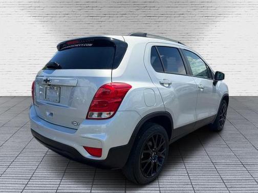 Silver Ice Metallic 2022 Chevrolet Trax LT