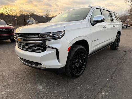 Iridescent Pearl Tricoat 2023 Chevrolet Suburban Premier