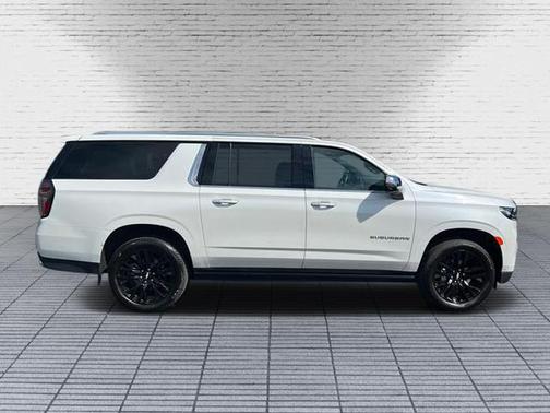 Iridescent Pearl Tricoat 2023 Chevrolet Suburban Premier