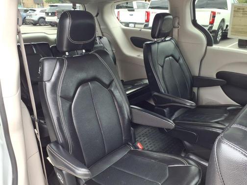Bright White Clearcoat 2022 Chrysler Pacifica Touring L