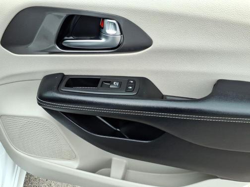 Bright White Clearcoat 2022 Chrysler Pacifica Touring L
