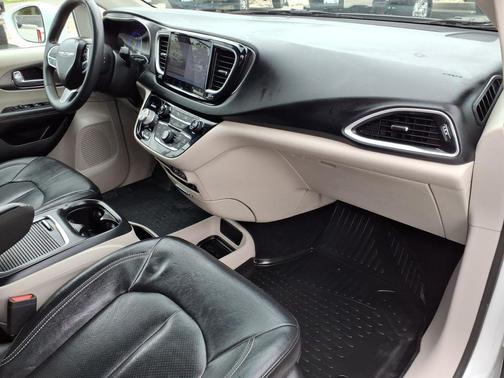 Bright White Clearcoat 2022 Chrysler Pacifica Touring L
