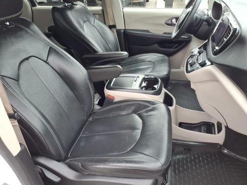 Bright White Clearcoat 2022 Chrysler Pacifica Touring L