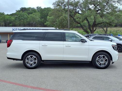 White Metallic 2025 Ford Expedition Active