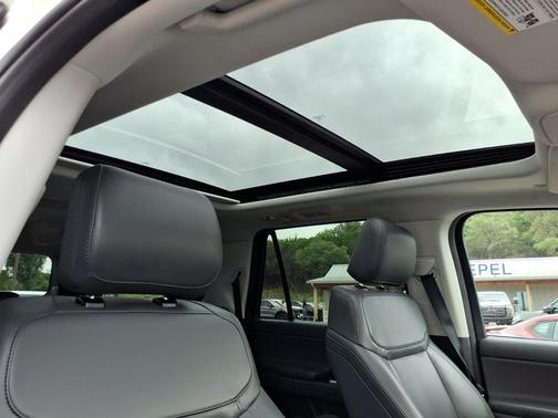 White Metallic 2025 Ford Expedition Active